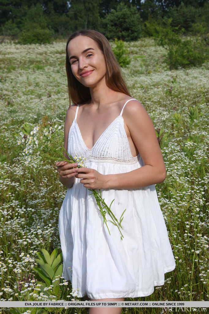 Eva Jolie Se Desnuda Con Encanto En Medio Del Campo De Flores Y Deja Al