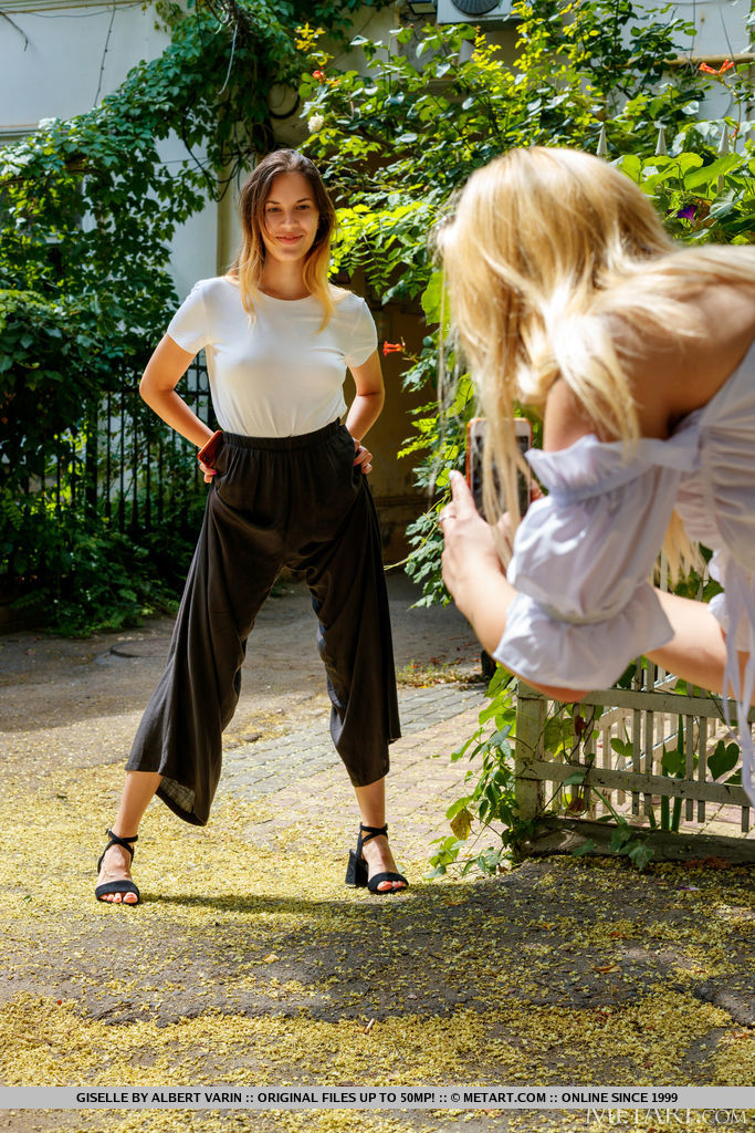 La Beaut L Gante Giselle Pose Pour Une Petite Amie Dans Le Jardin