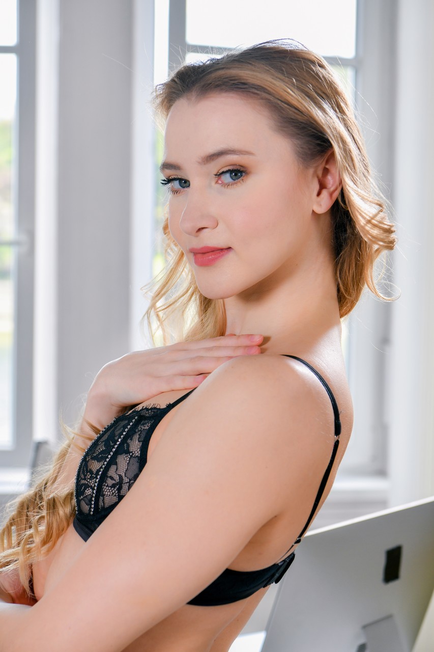 Lorsque la beauté blonde et excitée Ivy Rein se retrouve seule dans son