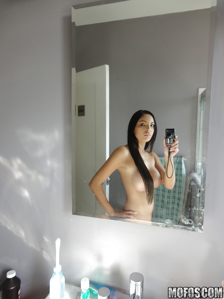 La Brune Latina Danni Cole Se Prend En Photo Nue Dans La Salle De Bain