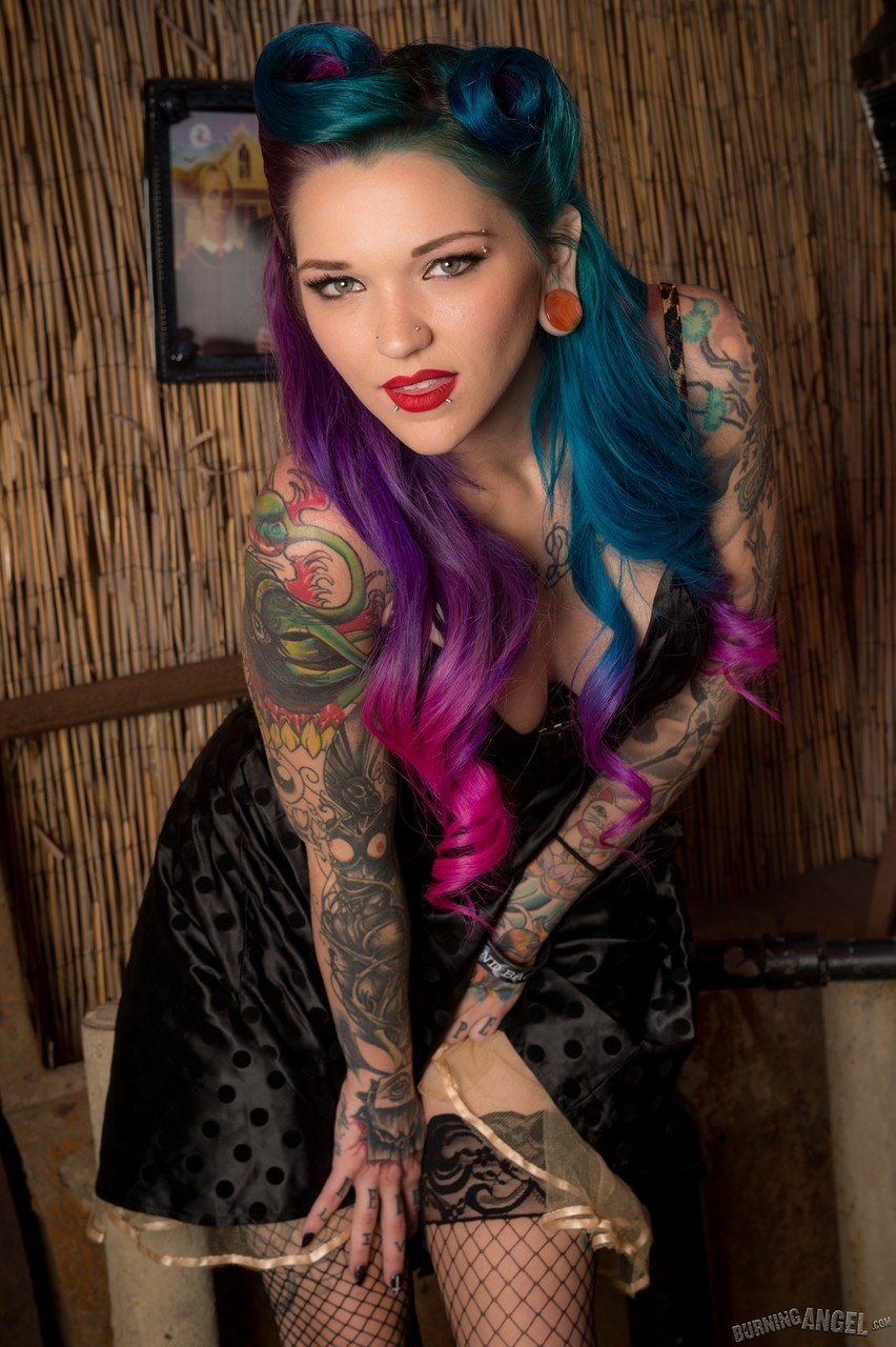 Rockabilly Pinup Kandy Kummings Reveals Big Tits Spreads Bubble Butt