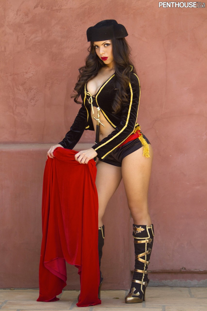 Sexy Female Matador Yurizan Beltran Revealing Her Big Boobs And Booty