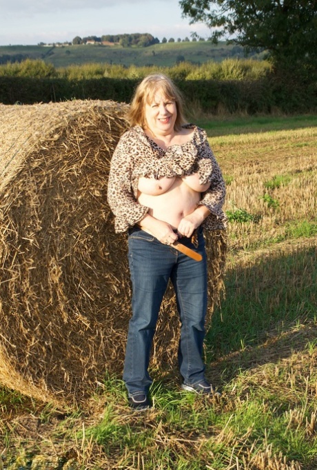 British Amateur Speedy Bee Gets Totally Naked In A Farmer S Field