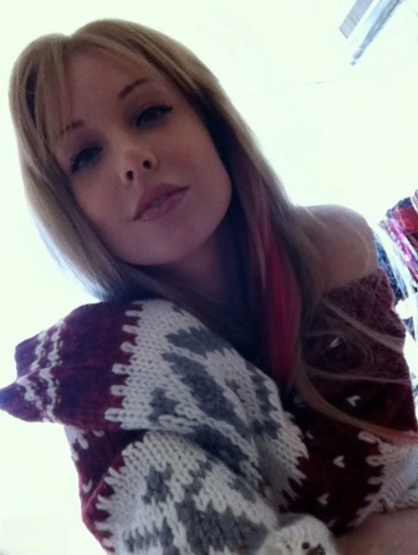 La MILF Kayden Kross Prend Des Selfies De Ses Gros Seins Et De Ses