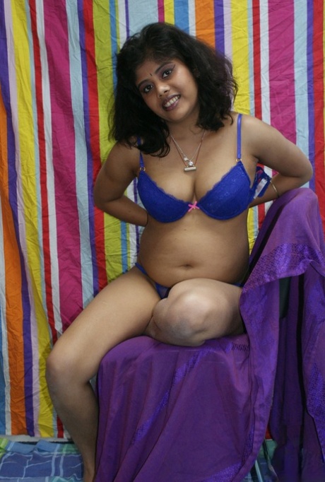 Chubby Indian Woman Crosses Her Legs After Getting Totally Naked