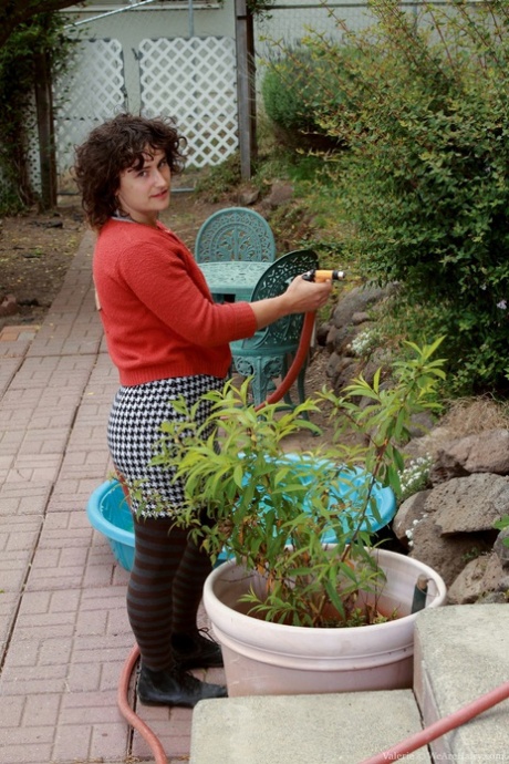 Val Rie Une Brune Graisseuse Se D Shabille Et S Duit Avec Ses