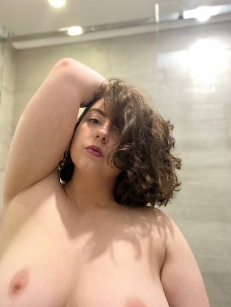 La Sensuale Modella Di OnlyFans Kristi KKK Mostra Il Suo Corpo Nudo E