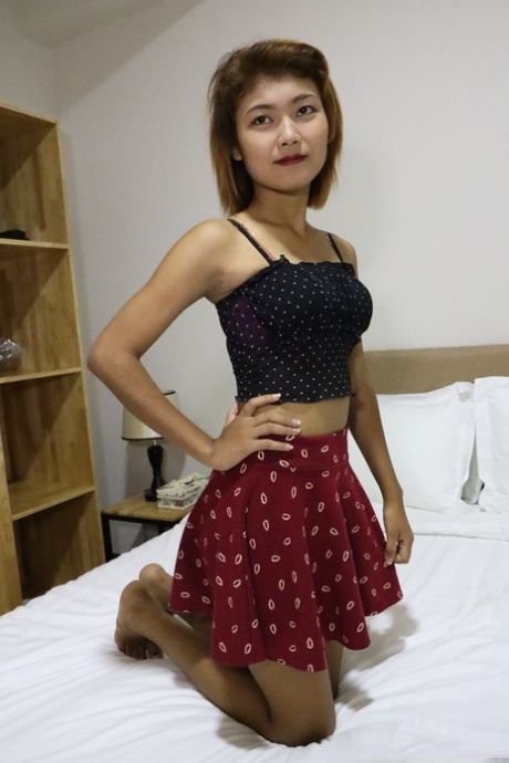 La petite maman asiatique July se déshabille pose nue et se fait