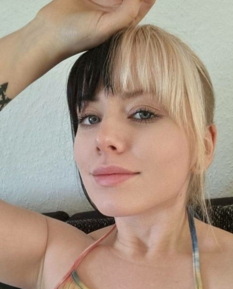 Amateur Beauty Kirajameson Makes Silly Faces While Posing On The Camera