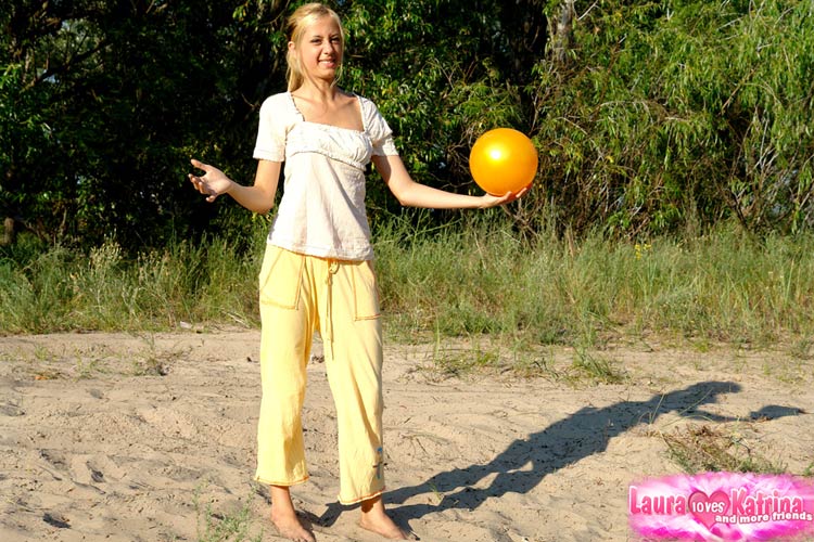 Fotos De Una Nena De Pelo Largo Y Dorado Jugando Con Su Pelota Bajo El