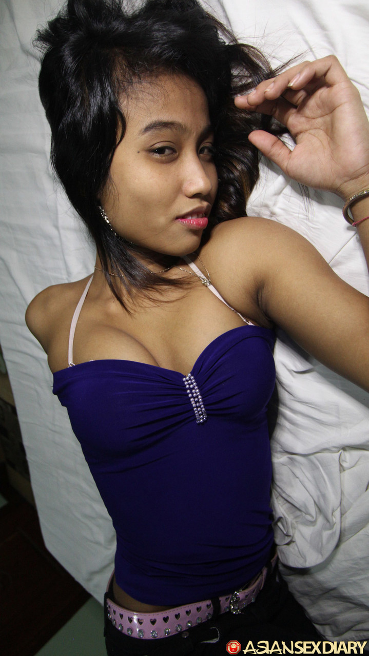 Filipina teen Porn shows her trimmed muff up close after getting nude on a  bed - NakedPics