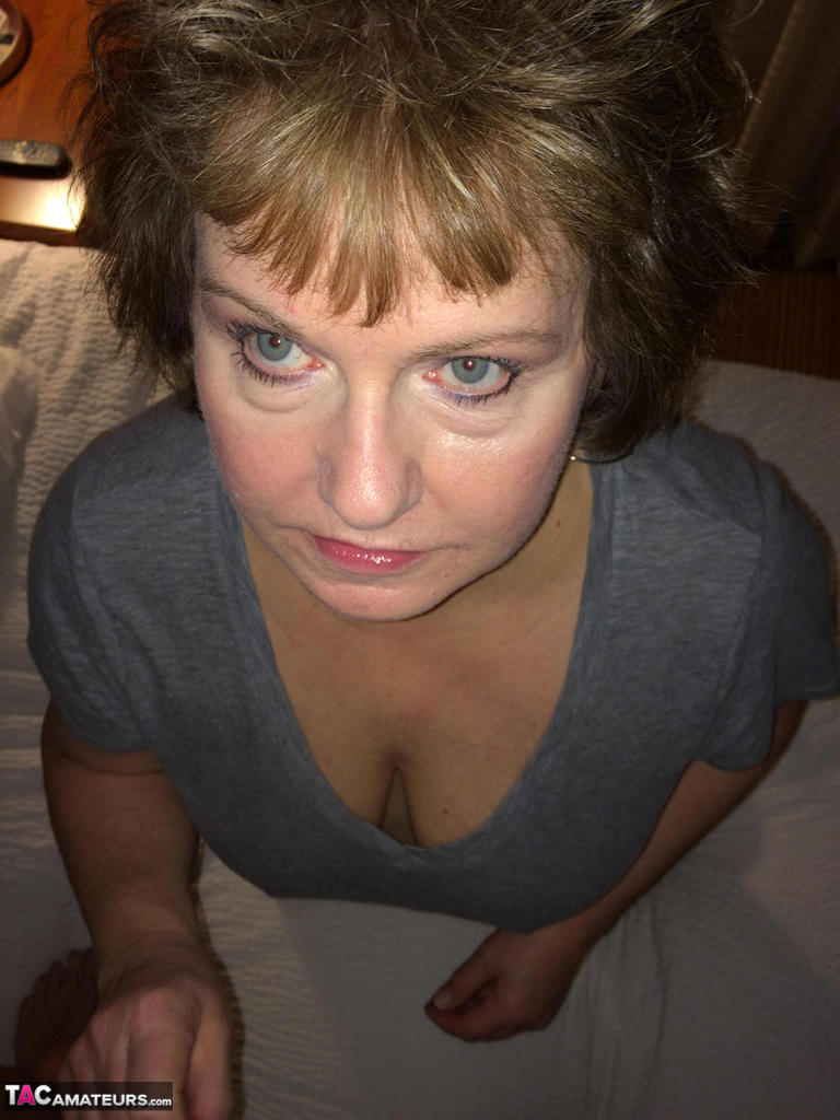 La donna anziana Bustybliss scopre le sue grandi tette prima di un pompino  POV - NakedPics