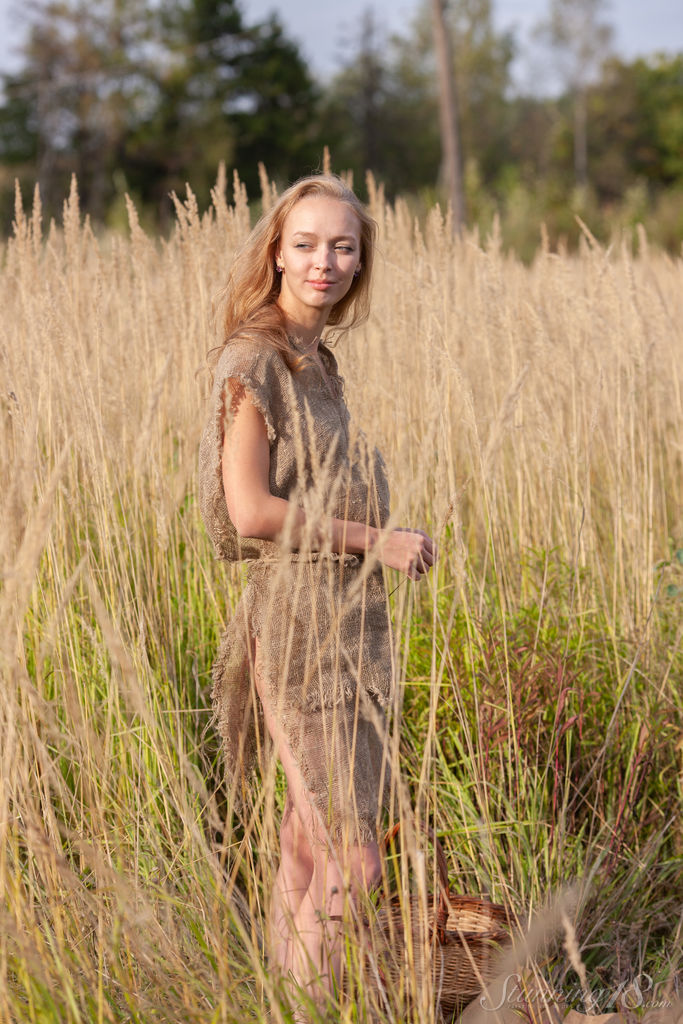 Barely Legal Girl Jessie U Displays Her Naked Figure In Tall Grasses Nakedpics