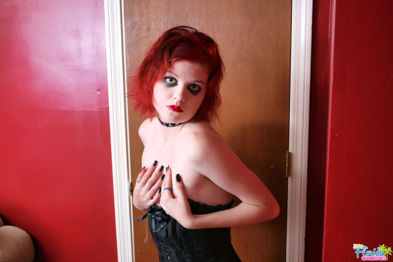 Kinky Florida Amateur Teen Satine In Her Goth OutfitФетиш,Маленькие сиськи,Подростки  - NakedPics