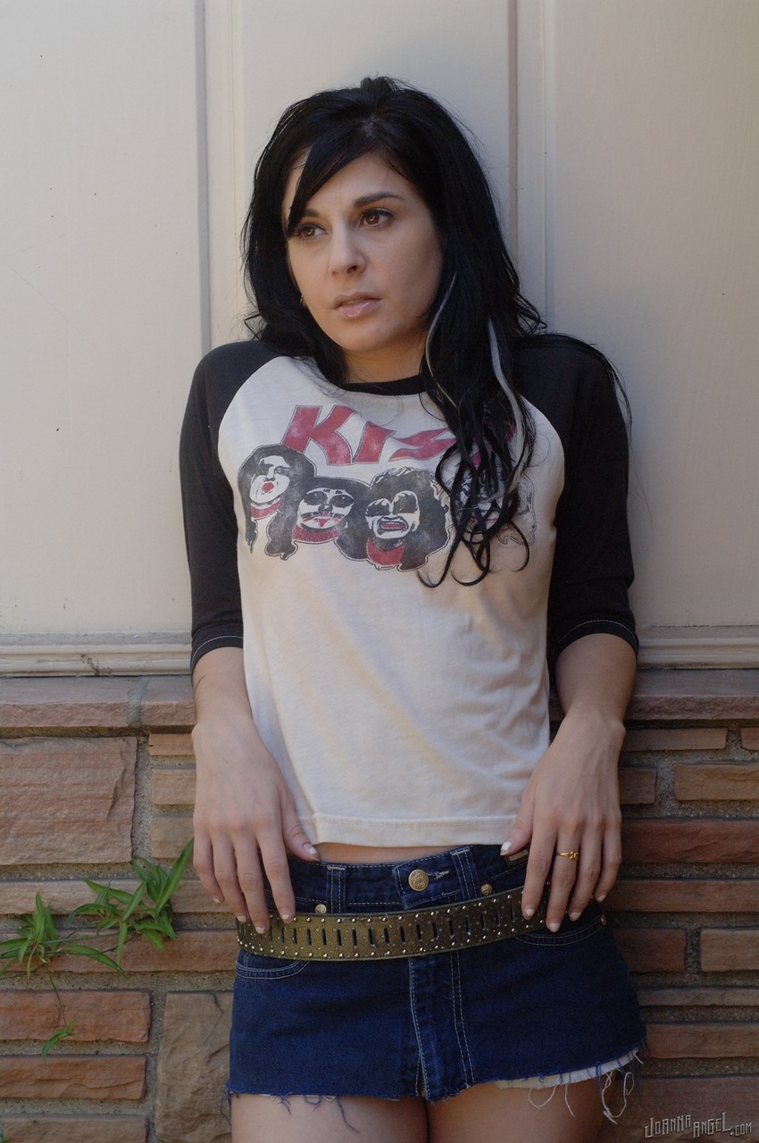 Joanna Angel Descasca Uma T Shirt Vintage Para Posar Em Topless Nakedpics