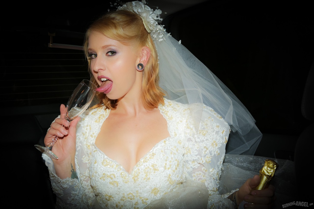 Красивая блондинка невеста Eidyia сосет новому мужу BBC и получает анал в брачную ночь - NakedPics