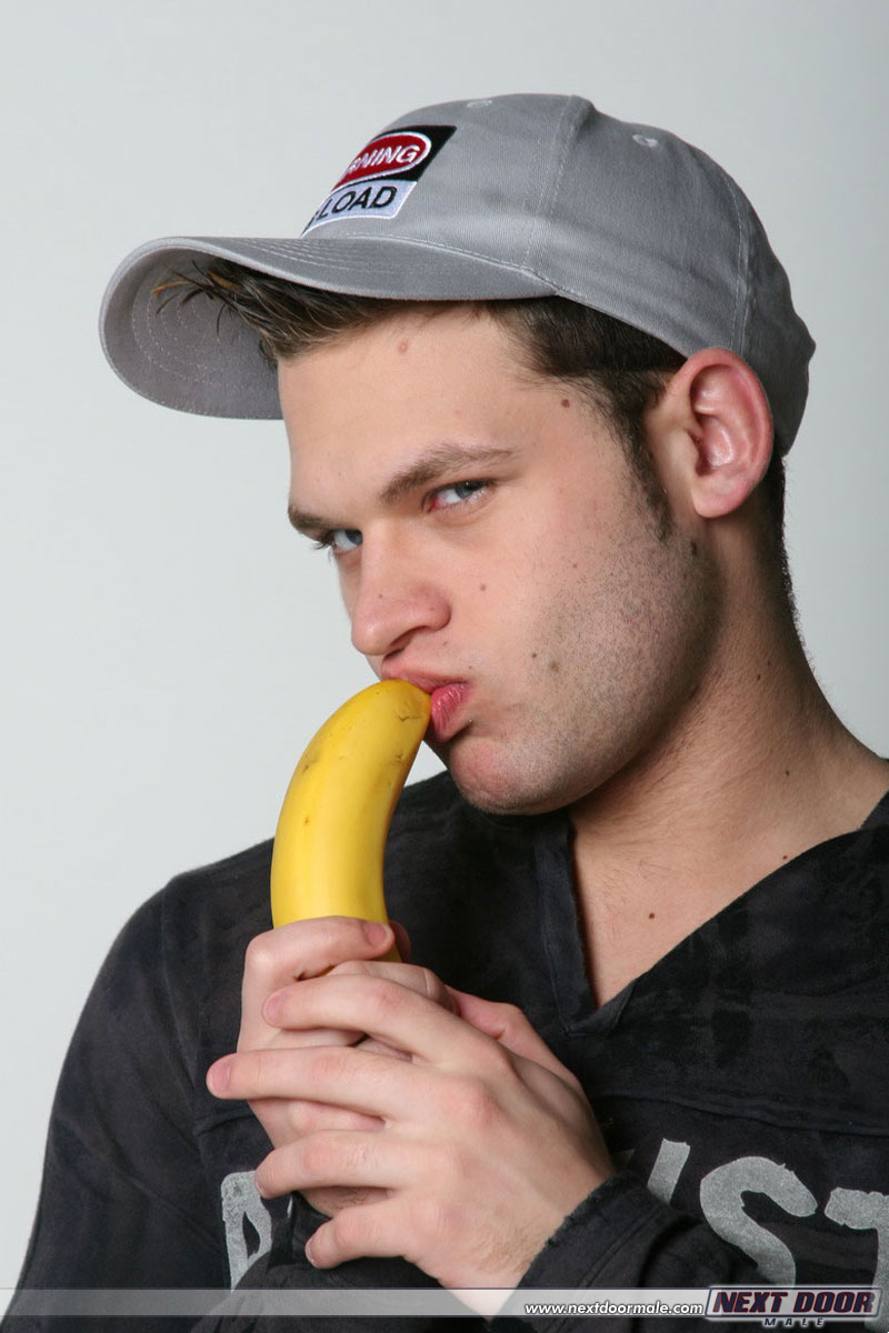 Kinky Gay Samuel Zuigt Aan Een Banaan Terwijl Hij Naakt Stript En