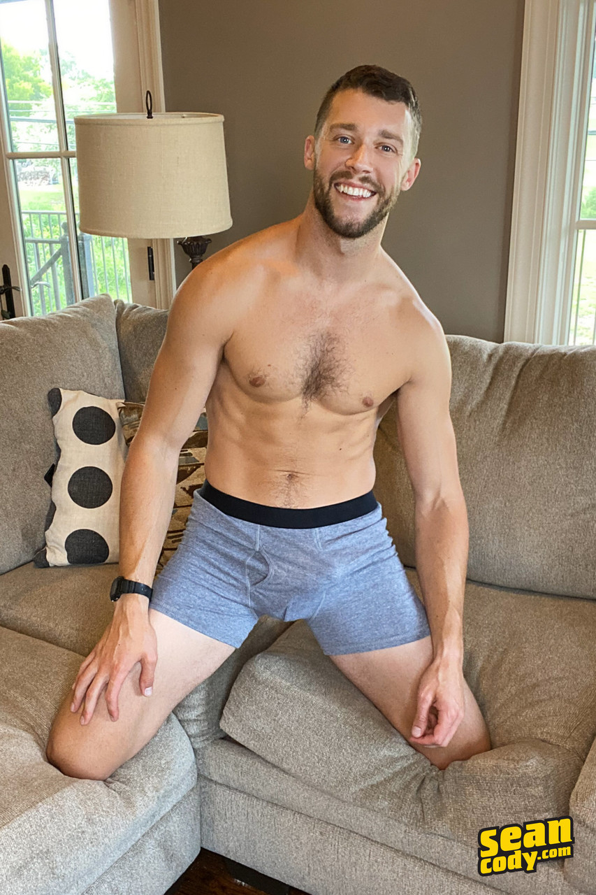 Красивая гей-модель Джастин пальпирует свою большую задницу и дрочит на  диване - NakedPics