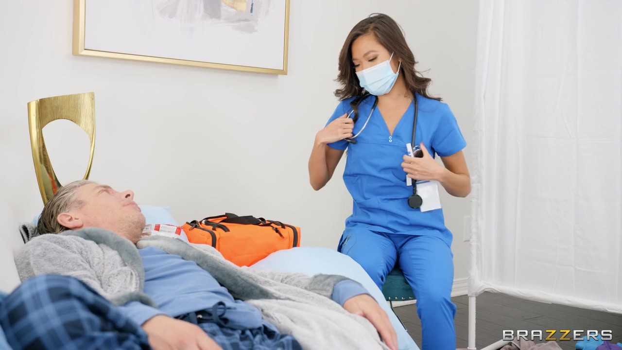 Худая медсестра-подросток Вина Скай получает хороший глубокий анальный трах  от своего пациента - NakedPics