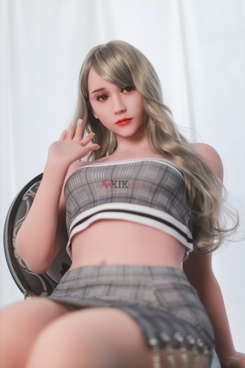 Sweet sex doll Daria posing in her sexy top short skirt and high