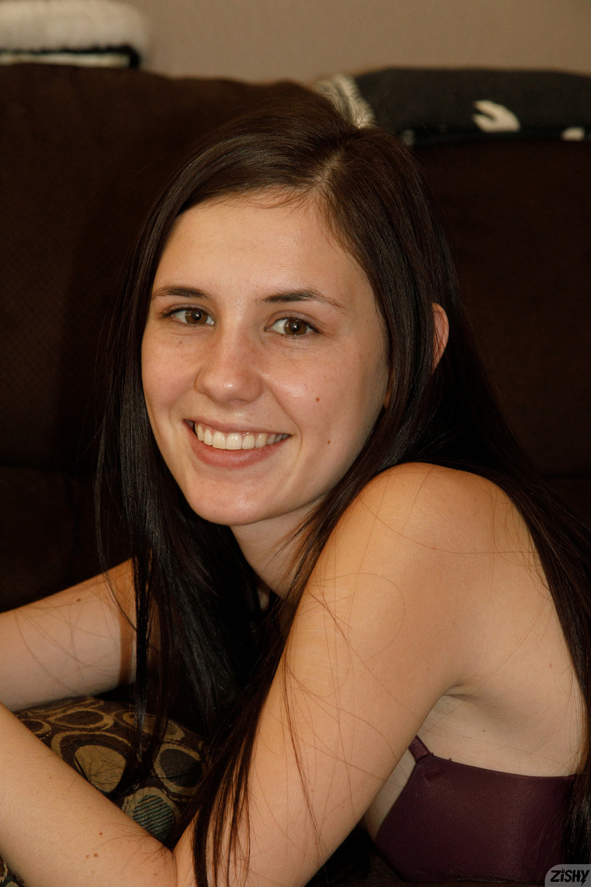 Amateur babe Claire Mandeville reveals her fine ass and poses naked -  NakedPics