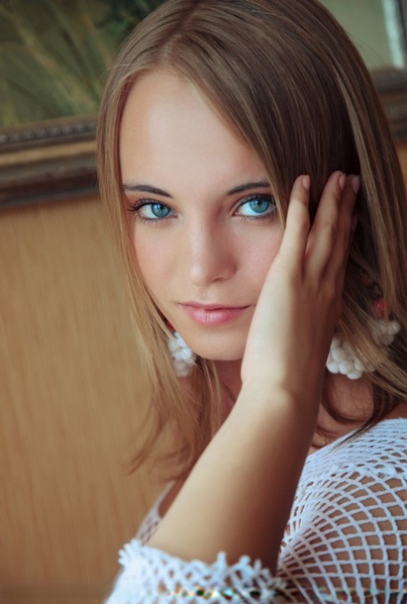 Glamorösa unga skönhet Rachel Blau älskar att sprida sin rakade vagina