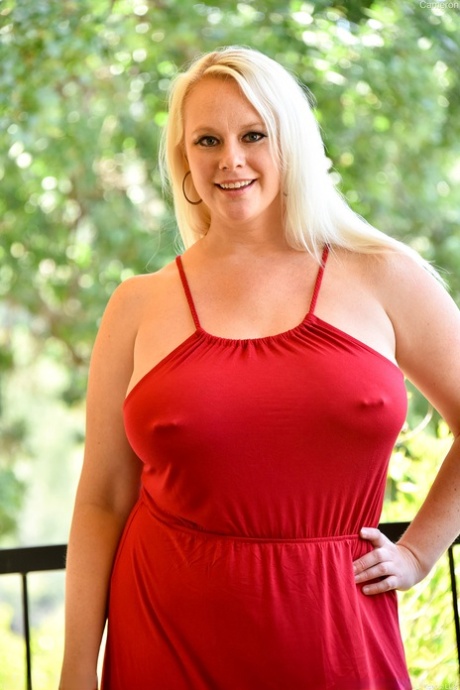 Una grassa matura con un vestito rosso mette in mostra la gonna nuda ed espone i seni enormi