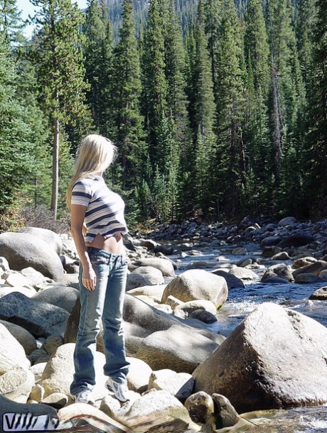 Горячая блондинка любительница Naughty Allie раскрывает свои большие сиськи на камнях в ручье