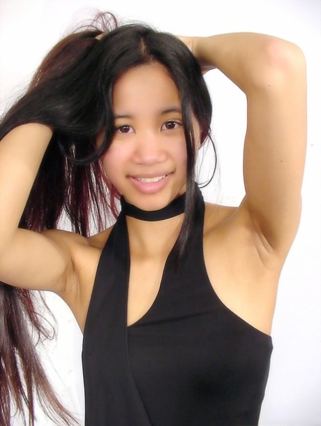 18letá asijská dívka předvádí svůj olejem ulízaný zadek a píču zároveň