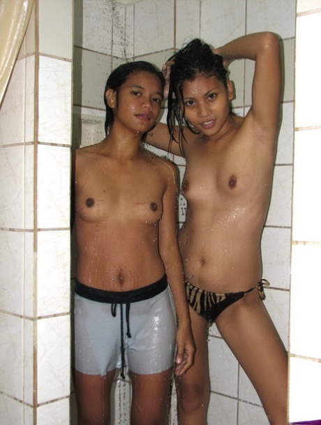湿润的亚洲青少年在洗澡时发生女同性恋关系