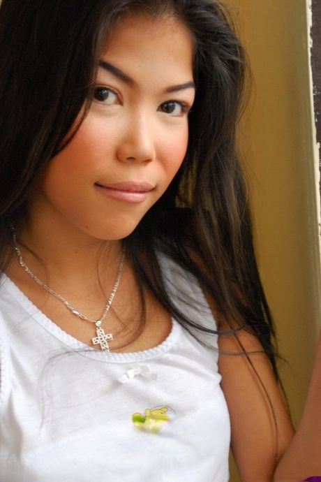 Azjatycka nastolatka bawi się swoją ładną cipką nago w podkolanówkach