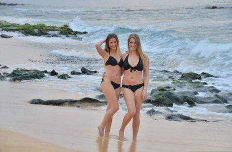 Lesbiennes Veronica en Nicole trekken hun bikini uit voor een wandeling op het naaktstrand