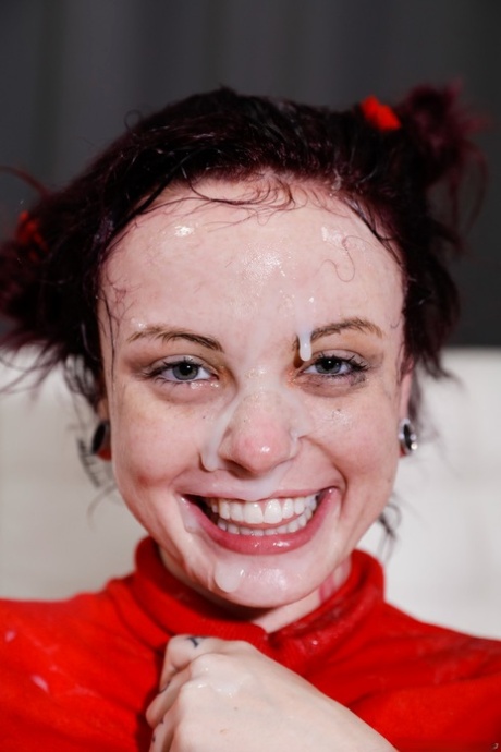 La perversa Chloe Carter si imbavaglia con un dildo e si fa aprire il culo prima di una massiccia pulizia del viso