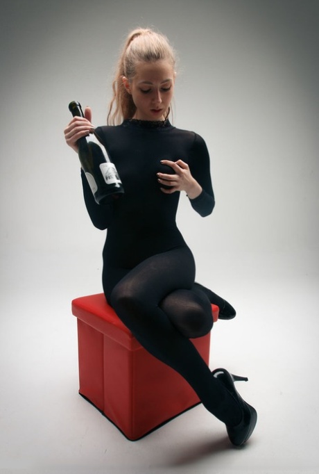Фетишистка Ареана Фокс в комбинезоне без промежности засовывает бутылку вина в свою вату