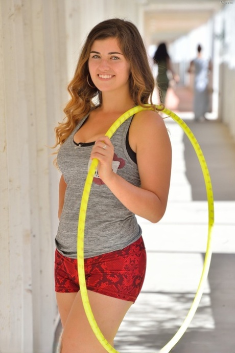 Une étudiante exhibe ses fesses nues et ses gros seins dans le parking du campus.