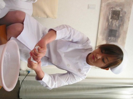 Japanse verpleegster Miina Minamoto heeft seks met een patiënt tijdens een sponsbad
