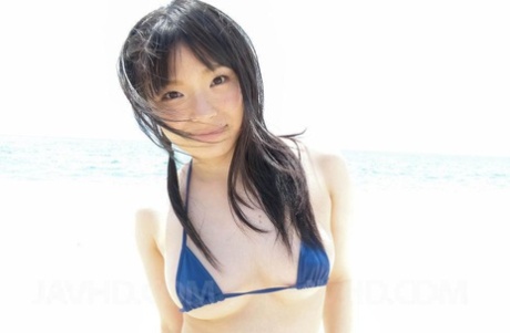 前田日菜がビーチで男友達にBJと手コキをする。