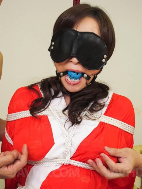 Rondborstige Japanse meid Miyama Ranko wordt geblinddoekt voordat ze een creampie krijgt