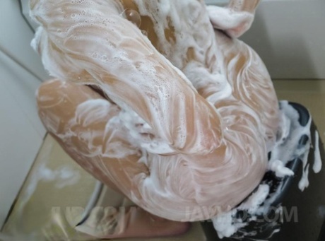 Reiko Kobayakawa, mulher japonesa mamalhuda, saboreia durante o sexo enquanto toma banho.