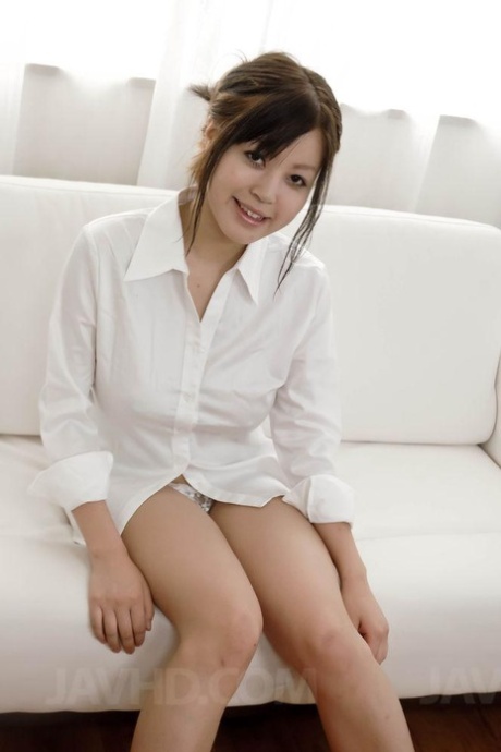 La japonesa Sara hace una mamada con blusa y bragas de encaje