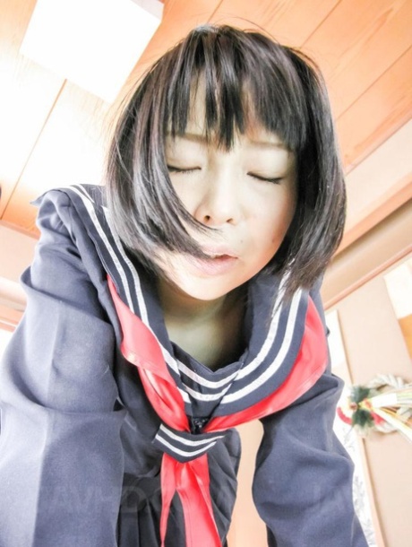La studentessa giapponese Yuri Sakurai fa sesso orale e vaginale in uniforme