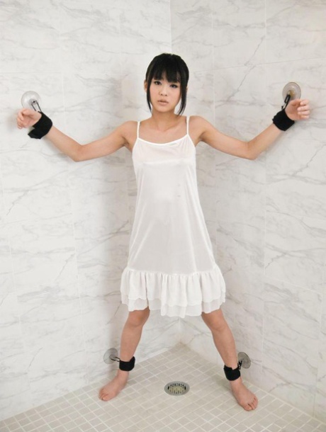La asiática Chika Ishihara es atada y provocada con un vibrador sobre el tanga
