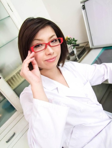 Menina japonesa Kaoru Natsuki faz os seus óculos enquanto faz sexo em meias de malha