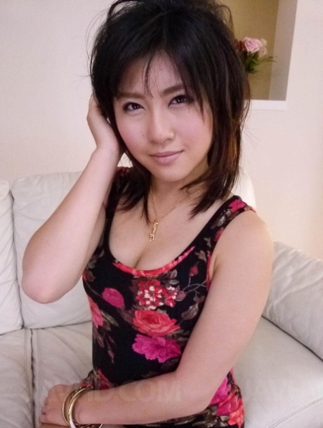 Japonka Kyouka Mizusawa rozbiera się do naga przed seksem ze swoim przyjacielem