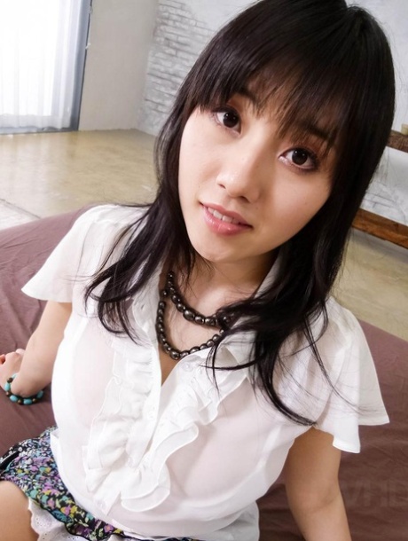 Söt japansk tjej Azusa Nagasawa tar utlösning i munnen under BBG-sex