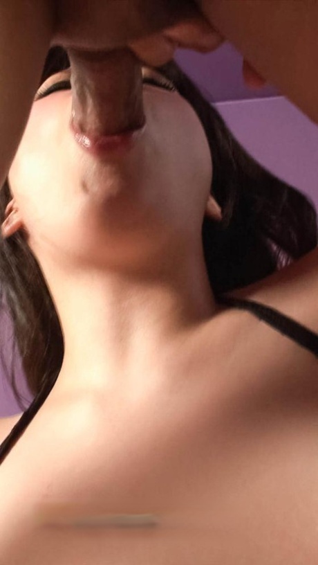 Rondborstige Japanse meid Chihiro Manaka geeft orale seks voor het berijden van een lul