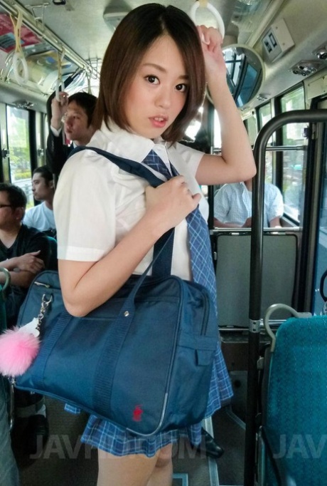 La studentessa giapponese Yuna Satsuki viene palpeggiata prima di succhiare un cazzo su un autobus pubblico