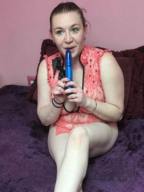 Femmina amatoriale Sinful Skye giocattoli dito scopa la sua figa durante la masturbazione