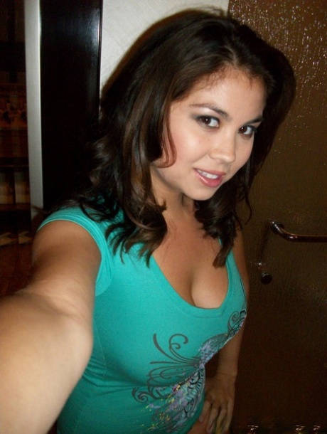 Solotjejen Mai tar selfies på sina stora bröst och rumpa samt sin trimmade snopp