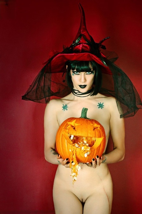 Goth Girl Asphyxia Noir Carves Up A Halloween Pumpkin While Naked In Heels Nakedpics